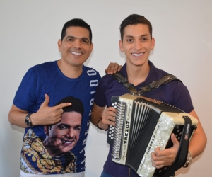 Peter Manjarrés y su acordeonero Daniel Maestre durante gira de medios en Santa Marta.