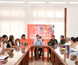 La reunión contó con la presencia del gobernador del Magdalena, comandantes de la Policía Metropolitana y funcionarios distritales y departamentales. 