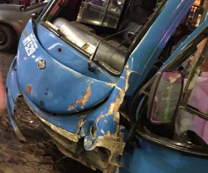 Imagen del bus que se chocó contra la entrada del Centro Comercial Buenavista.