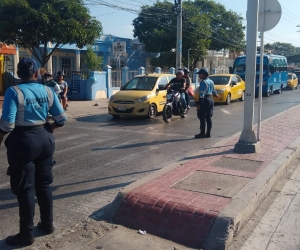 La avenida del Libertador es uno de los pocos puntos donde se ven agentes de Tránsito.