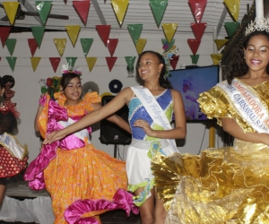La 'Embajadora Ambiental' en compañìa de las reinas infantiles del Carnaval de Pescaíto.