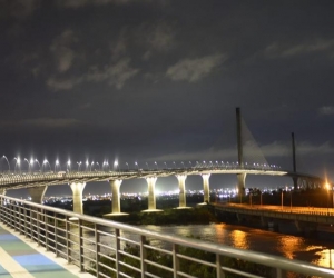 Así luce el puente Pumarejo (nuevo), con la mitad de la luminaria apagada.