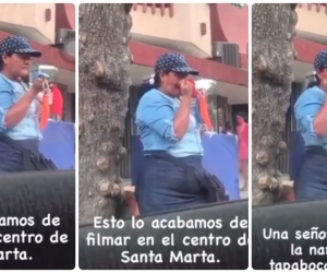 La mujer fue captada en la avenida Campo Serrano soplándose la nariz con los tapabocas que vende.