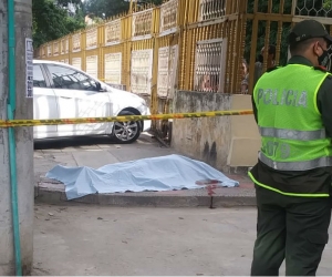 El cuerpo de la víctima quedó tendido en el andén.