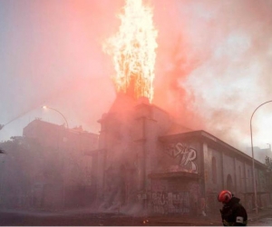 Una de las iglesias incineradas en Chile.