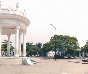 Cierre de la Plaza Centenario, malecón turístico, plazas públicas, parques y canchas deportivas.