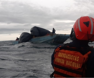 En medio de las condiciones meteomarinas adversas, las unidades llegaron oportunamente al lugar de la emergencia.