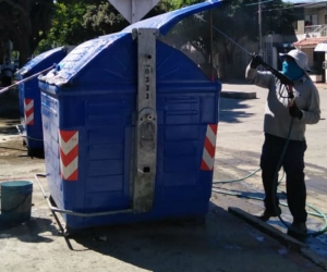 Los residentes de los barrios suelen dejar las basuras en los contenedores en cualquier horario.