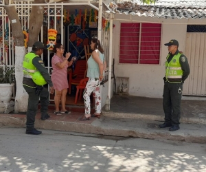 La secretaria de Seguridad, Sandra Vallejos, visitó el barrio Los Fundadores tras asesinato de un hombre. 