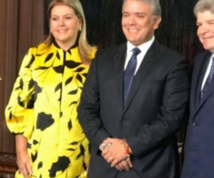 El embajador Burgos, su esposa y el presidente Iván Duque.