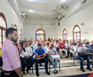 El director de Asuntos Locales y Participación del Distrito, Carlos Bonilla, explicando el cronograma..