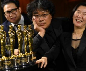 El director coreano Bong Joon Ho, viendo las estatuillas obtenidas por su película 'Parasite'