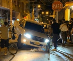 Carro que cayó en el hueco ubicado en la calle 20 con 2, en el centro histórico.