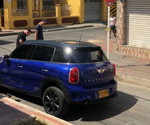 Carro que cayó en el hueco ubicado en la calle 20 con 2, en el centro histórico.