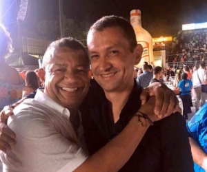 Emilio Tapia junto a Álvaro Álvarez en un evento del Carnaval de Barranquilla. 