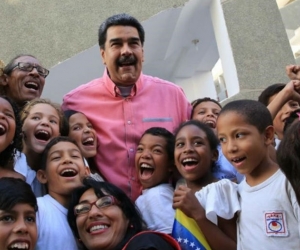 Nicolas Maduro y niños venezolanos.