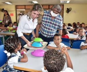 La alcaldesa Virna Johnson compartió durante el almuerzo con los niños y niñas de esta institución educativa.