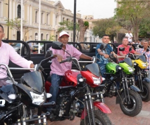 Entrega de motocarros por parte de la Alcaldía.