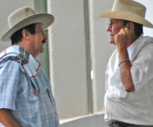 José ‘Chepe’ Barrera (derecha), junto al exjefe paramilitar Hernán Giraldo. 