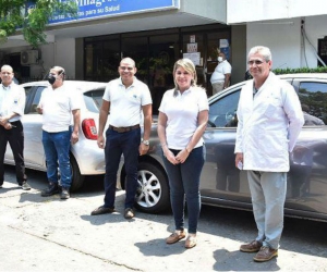 Entrega de carros a personal médico.