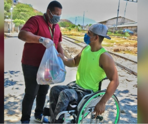 Entrega de mercados a estudiantes en condición de discapacidad.