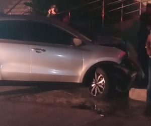 Vehículo que se estrelló frente a la sede de la Sijin.