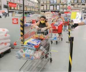 Entrega de mercados solidarios en Makro.