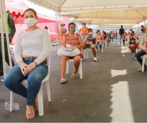 Personas en Makro esperando para redimir el bono solidario.