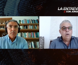 Jorge Cura (izq) entrevista al empresario Edgardo Jaramillo.