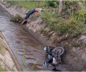 El cuerpo y la moto fueron a parar al caño. 