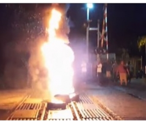 Los protestantes quemaron llantas, interrumpiendo el normal desarrollo de la operación ferroviaria que transporta carbón.