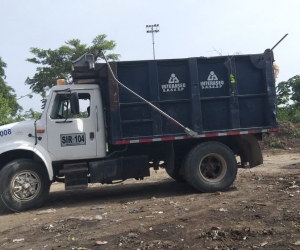 El vehículo de Interaseo que descarga en Palangana es el mismo usado en Zona Bananera.