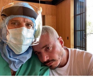 J Balvin con el médico que lo atendió mientras tenía el Coronavirus.