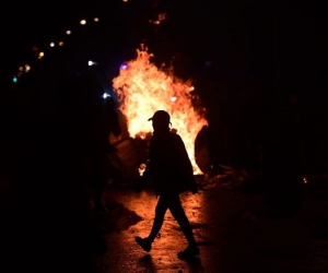Imágenes de disturbios en la segunda noche de protestas, en Bogotá.