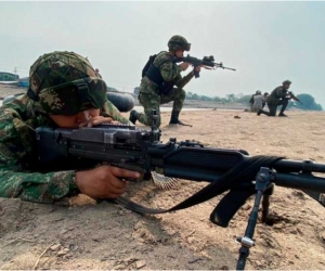 Las operaciones militares por aire, tierra y agua, desplegadas por el Ejército Nacional, continuarán realizándose de manera sostenida en el departamento de Antioquia