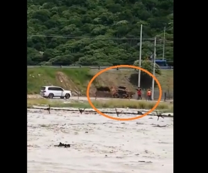 Momento en que operarios socavan el terreno que le da soporte al puente de Pozos Colorados.