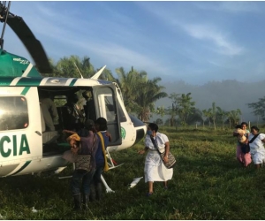  La Policía Nacional comisionó a uniformados del área de aviación con el fin de realizar la evacuación de una familia Arhuaca.