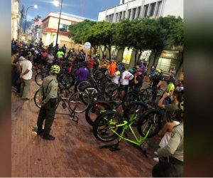 Protestas de ciclistas frente a la Alcaldía.