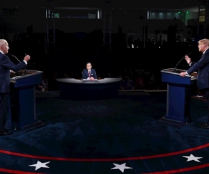 Joe Biden (izq) y Donald Trump (der) durante el debate televisado de la noche del martes.