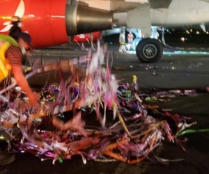 Avión de Avianca con restos del globo de pirotecnia.