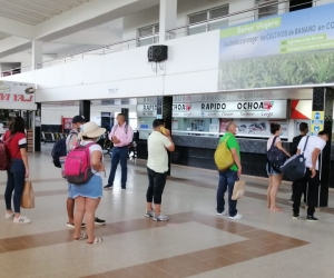 Pasajeros en la Terminal de Santa Marta.