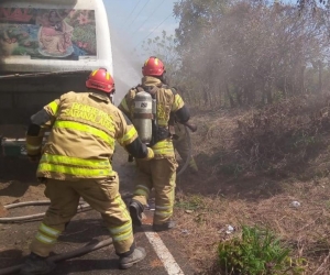 Incendio de bus en la Vía Manatí - Sabanalarga.