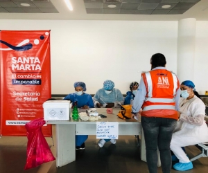 La Alcaldía de Santa Marta hace campañas públicas para tomar muestras contra el covid-19.