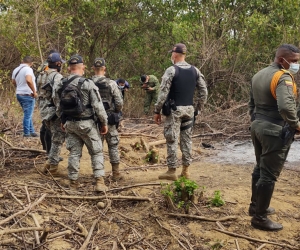 Unidades de la Armada Nacional inspeccionando el lugar. 