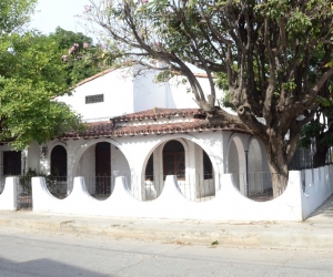 La casa se encuentra ubicada en la urbanización Riascos. 