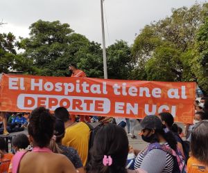 Imágenes de la protesta en la entrada del Hospital Julio Méndez Barreneche.