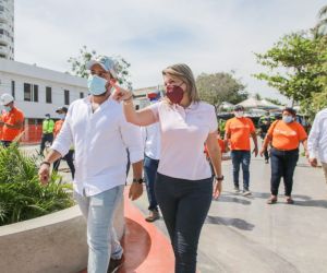 Virna Johnson haciendo visita de las obras que supervisa Dagoberto Ospina.