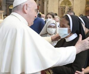 Saludo del papa con la monja colombiana.