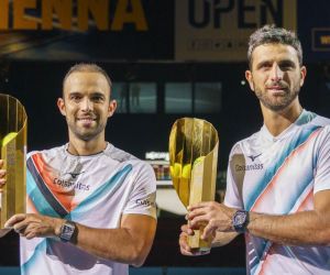 Juan Sebastián Cabal y Robert Farah con los trofeos de campeones.