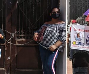 Protesta de los docentes en las puertas de la Alcaldía de Santa Marta.